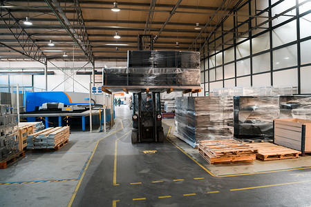 叉車工業攝影攝像服務 展現工廠背景下的力量與效率